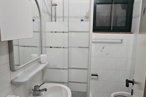 Duschwanne, Bidet, Handtücher
