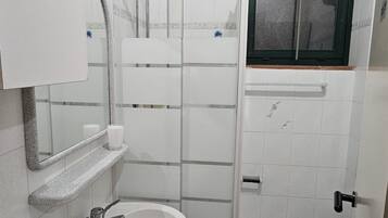 Tina con regadera, bidet, toallas