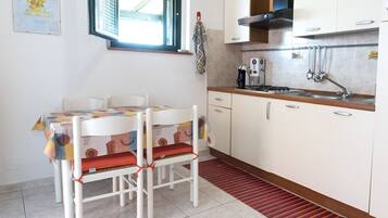 Réfrigérateur, tables à manger