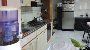 Oven, cookware/dishes/utensils - Way Maker Hostal (Bogotá)