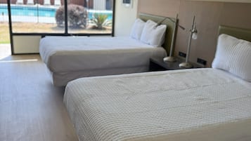 Deluxe tweepersoonskamer, 2 tweepersoonsbedden | Luxe beddengoed, individueel gemeubileerd, gratis wifi, beddengoed