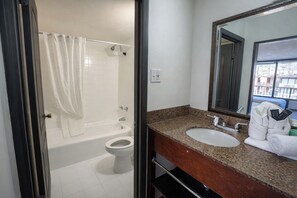 Combined shower/tub, free toiletries, towels, soap - 1st Place Hotel Decatur I-20 East Atlanta (Decatur)