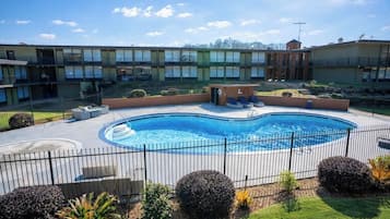 Een seizoensgebonden buitenzwembad