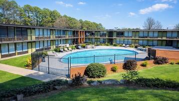 En säsongsöppen utomhuspool