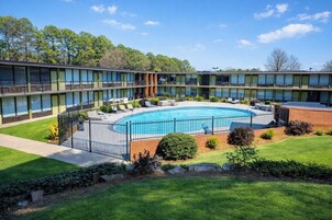 Una piscina al aire libre de temporada