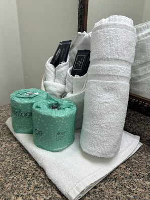 Combined shower/bathtub, free toiletries, towels, soap - 1st Place Hotel (Decatur)