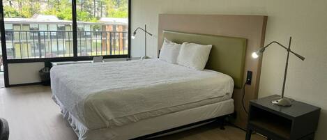 Kamar Single Deluks, 1 Tempat Tidur King | Seprai premium dan dilengkapi dengan perabotan berbeda-beda