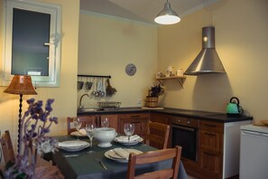 Frigorifero, forno, piano cottura, macchina per tè/caffè