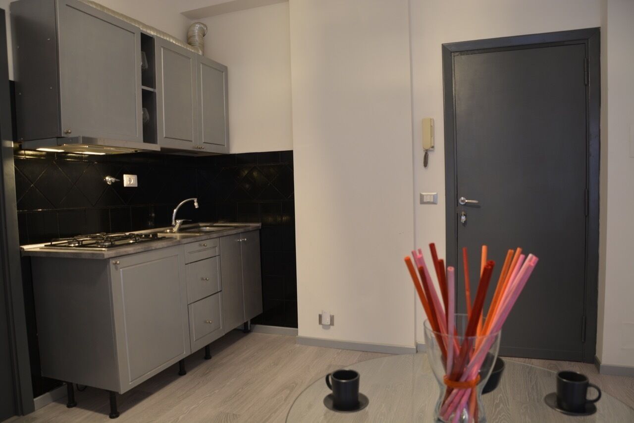 Kühlschrank, Herdplatte, Wasserkocher mit Kaffee-/Teezubehör