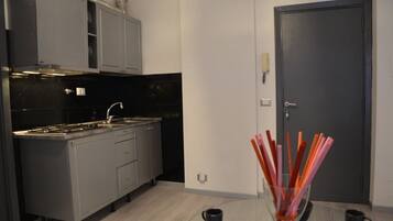 KĂŒhlschrank, Herdplatte, Wasserkocher mit Kaffee-/Teezubehör