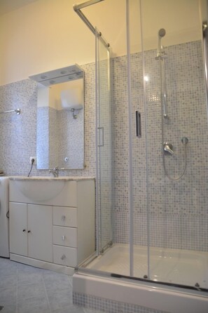 淋浴设施、吹风机、坐浴桶、毛巾