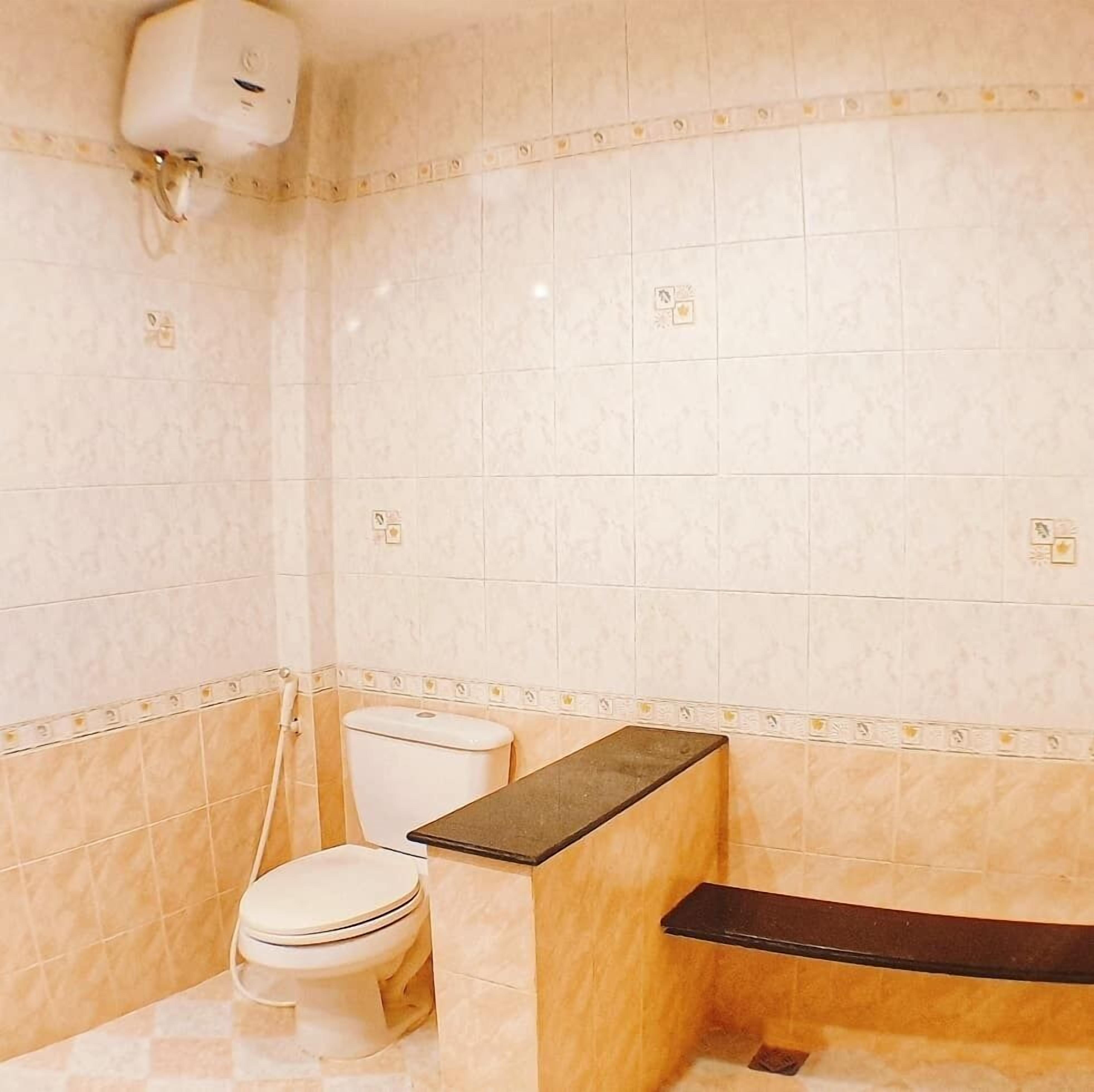 Ein Badezimmer mit Toilette, Waschbecken und Duschbereich.