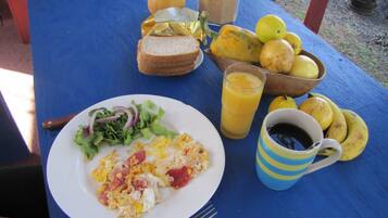 Sarapan masakan setempat setiap hari (USD 10 per orang)