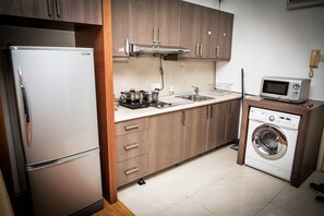 Kühlschrank, Mikrowelle, Herdplatte, Wasserkocher