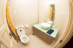 Dusj, hårføner, sjampo og toalettpapir