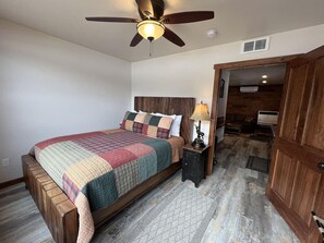 1 soverom, strykejern/-brett, reiseseng for barn og wi-fi