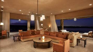 Se sirven desayunos, comidas y cenas con vista a la alberca