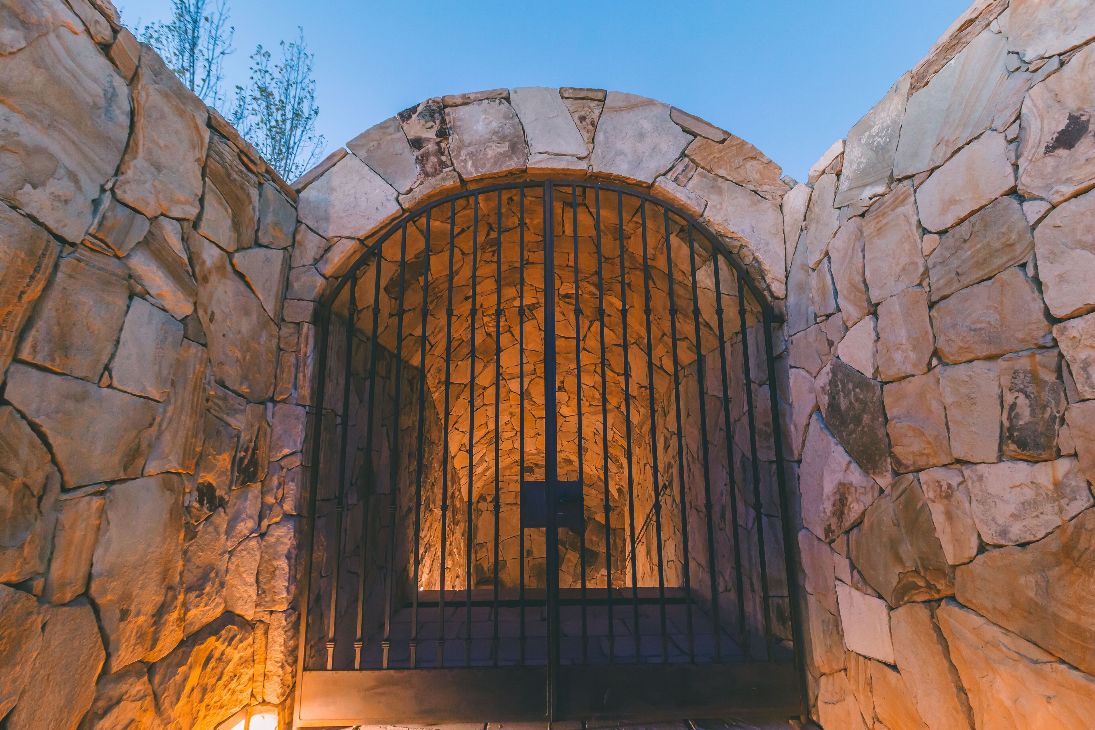 Un arco de piedra con una reja de metal.
