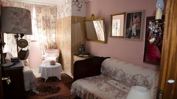 Triple Room, Garden View | Dihias secara berasingan, dilengkapkan perabot secara berasingan