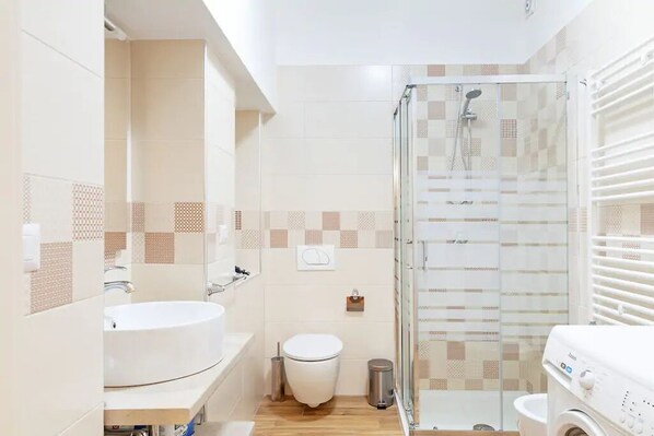 Habitación triple estándar | Baño | Ducha, secador de pelo, bidé y toallas