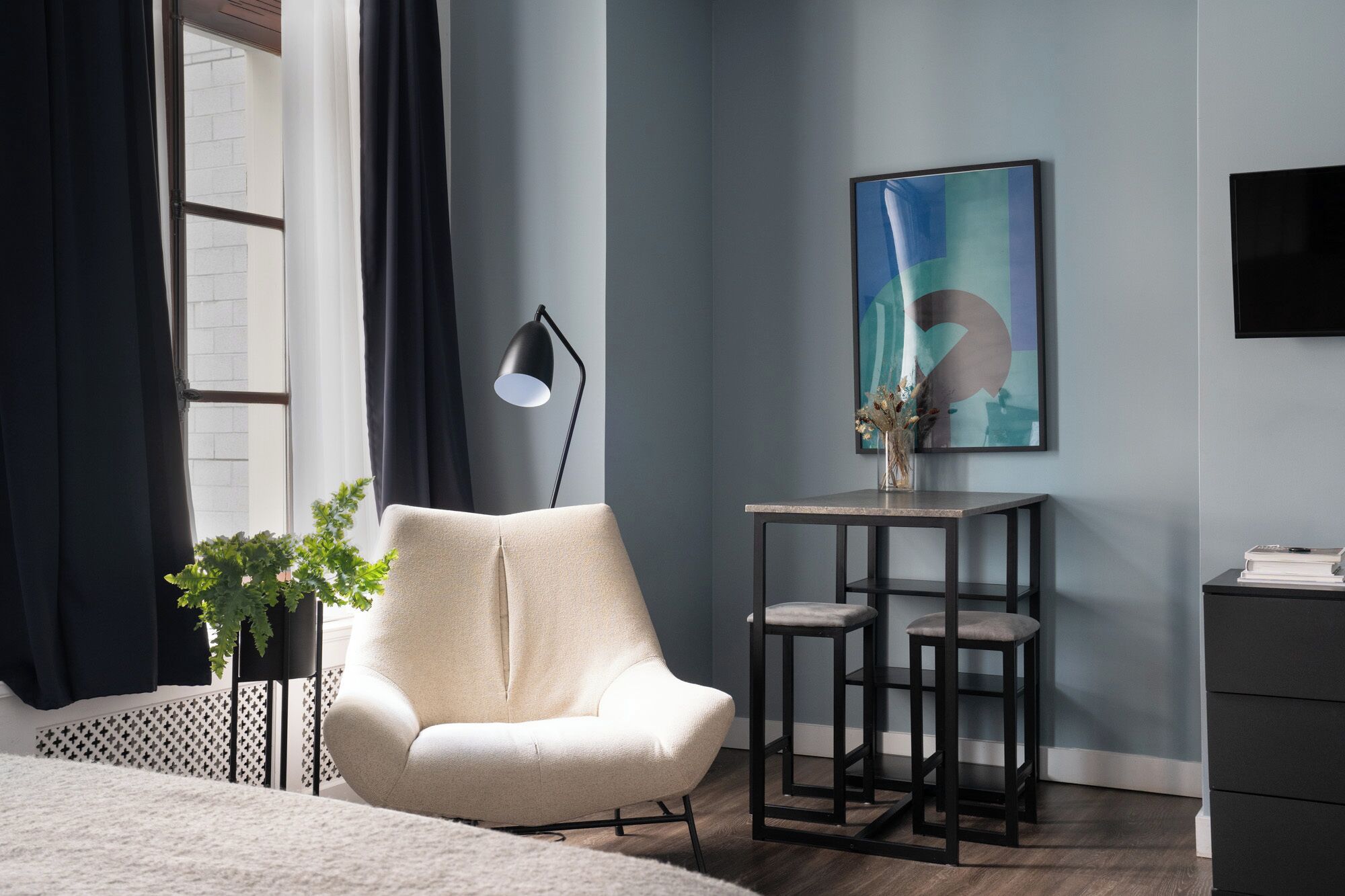 room 204 | living area | 32-inch flat-screen tv with digital channels, tv, netflix