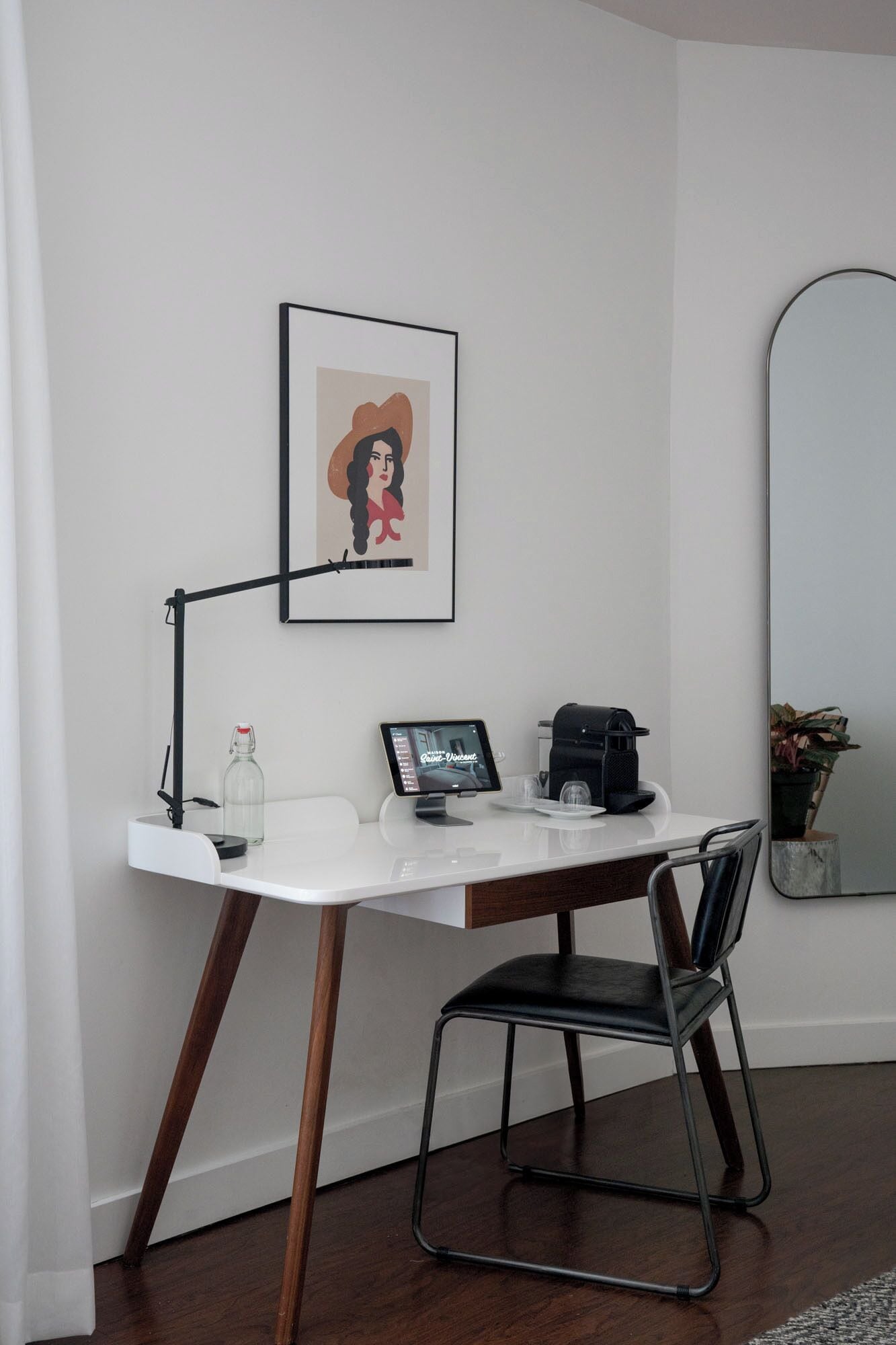 room 302 | living area | 32-inch flat-screen tv with digital channels, tv, netflix