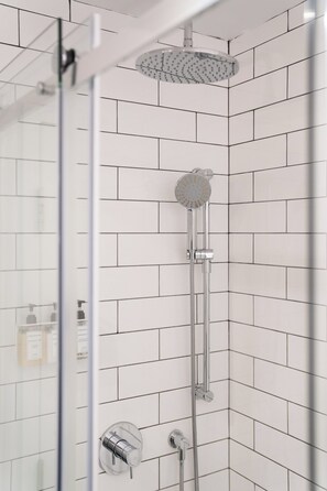 Amenidades de baño gratuitas, secadora de cabello, batas, pantuflas 