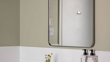 Klassieke studio, 1 queensize bed (305) | Badkamer | Een douche, een regendouche, gratis toiletartikelen, een haardroger