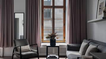 Deluxe-studiolejlighed - 1 queensize-seng med sovesofa (203) | Opholdsområde | 32-tommers fladskærms-tv med digitale kanaler, tv, Netflix