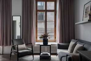 Deluxe-Studio, 1 Queen-Bett und Schlafsofa (203) | Wohnbereich | 32-Zoll-Flachbildfernseher mit Digitalempfang, Fernseher, Netflix