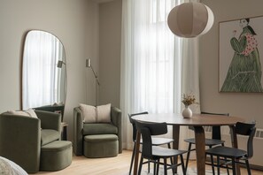 403 (stairs only) | Living area | 32-inch flat-screen TV with digital channels, TV, Netflix