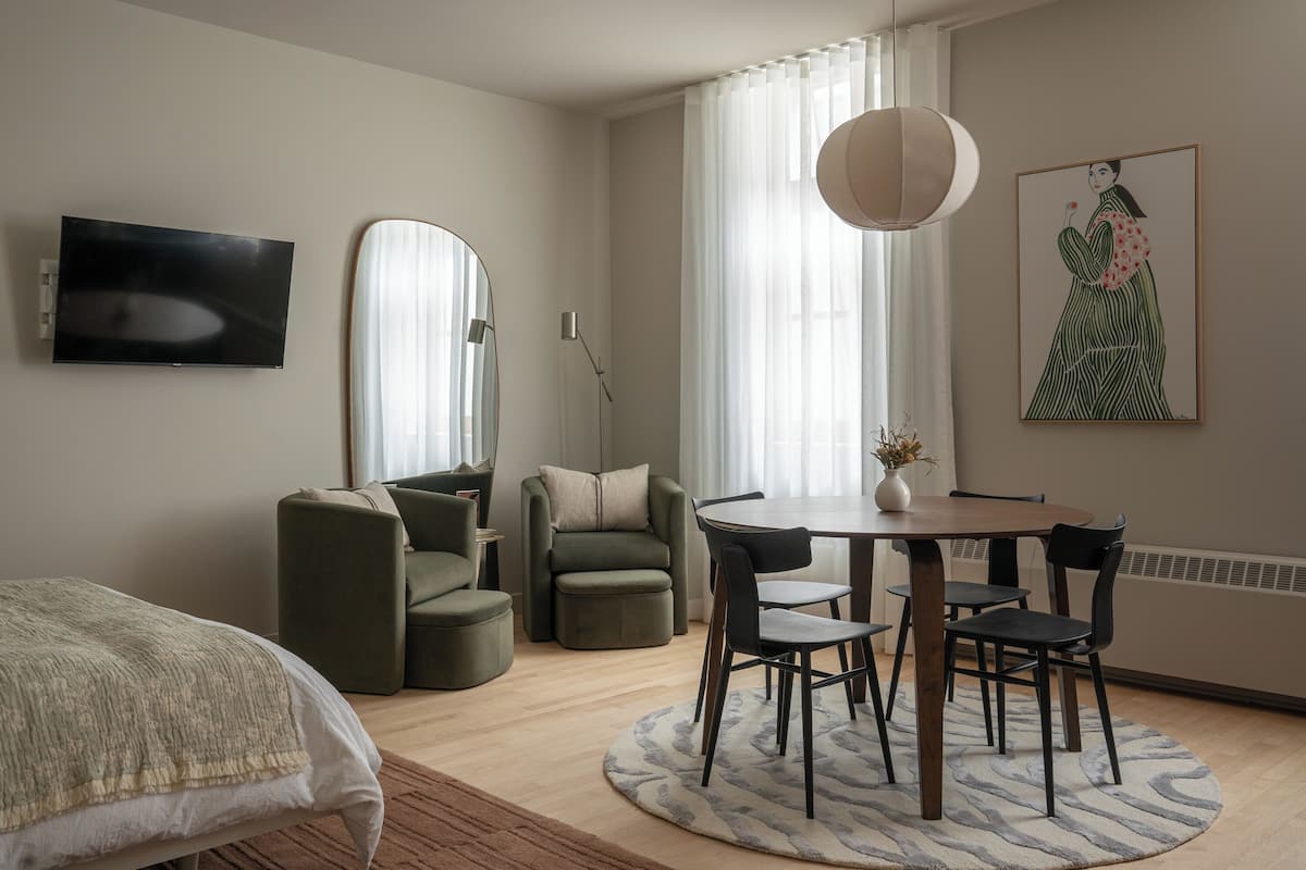 Room 201 | Hypo-allergenic bedding, individually decorated, individually furnished