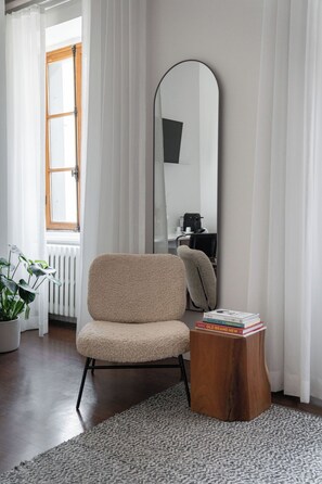 Classic Studio, 1 Queen Bed (301)