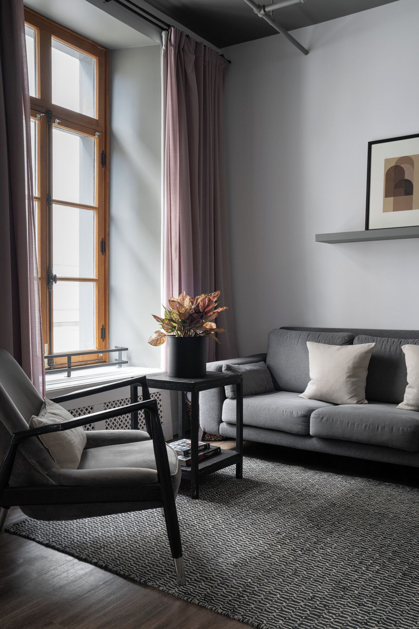 room 203 | living area | 32-inch flat-screen tv with digital channels, tv, netflix