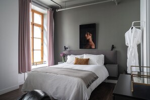 202 (Stairs Only) | Hypo-allergenic bedding, down comforters, individually decorated