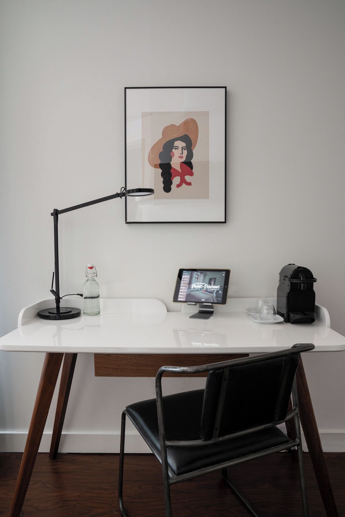 room 302 | living area | 32-inch flat-screen tv with digital channels, tv, netflix