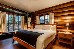 Chalet | Premium bedding, pillowtop beds, individually decorated - Pine Bungalows (Jasper)