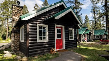 Chalet rustique, vue sur le fleuve | Literie de qualité, lit avec matelas à plateau-coussin, décor unique
