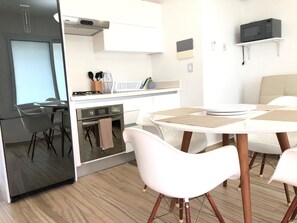 Standard Room, 2 Queen Beds, Lagoon View | Private kitchenette