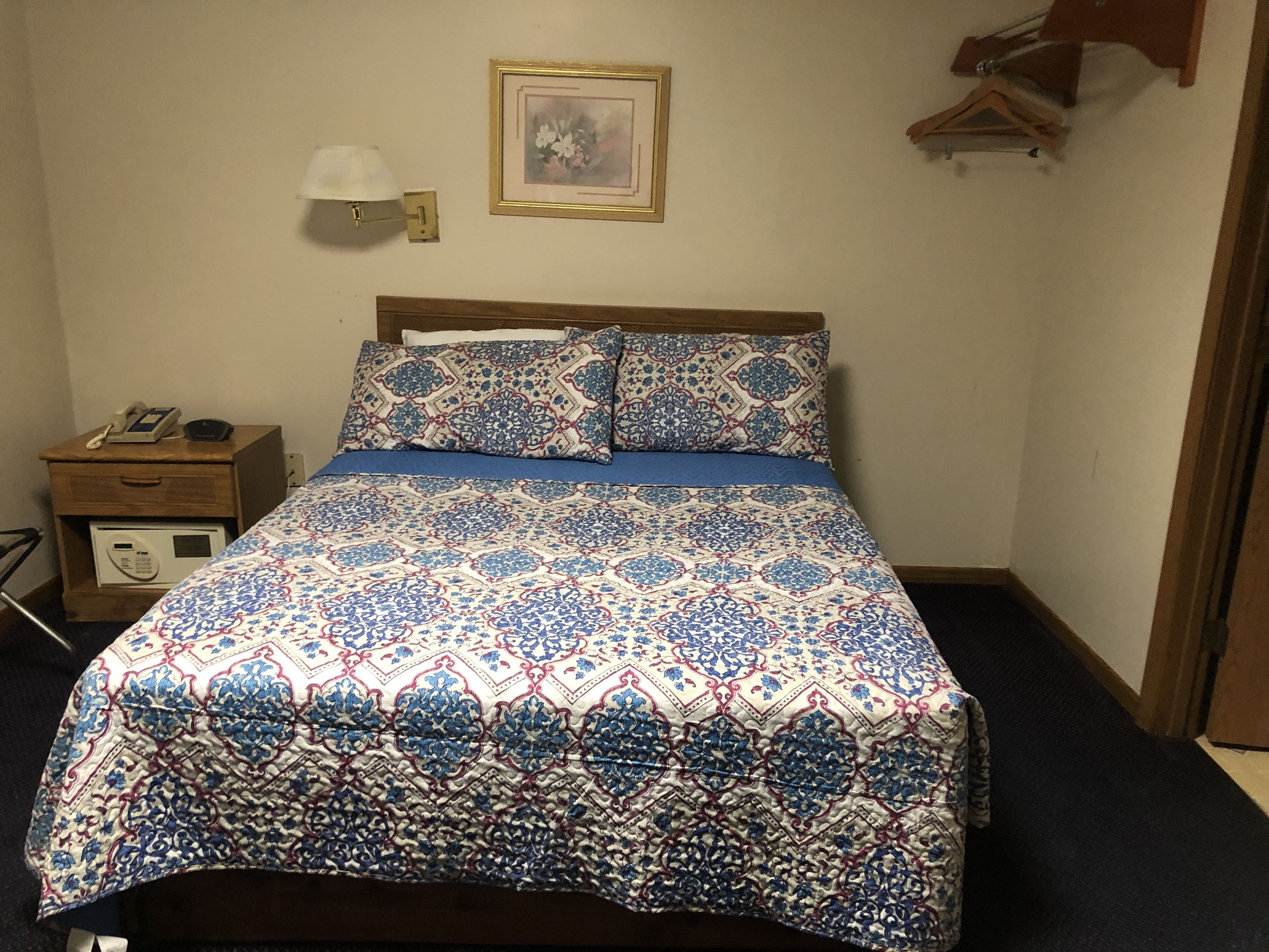 Värdeförvaringsskåp på rummet, strykjärn/strykbräda och extrasängar