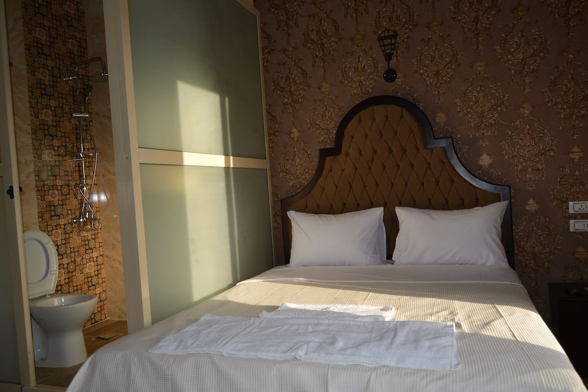 Een kluis op de kamer, verduisterende gordijnen, gratis wifi, beddengoed