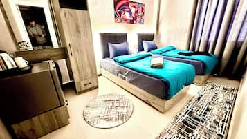 Safe på rommet, blendingsgardiner, wi-fi (inkludert) og sengetøy