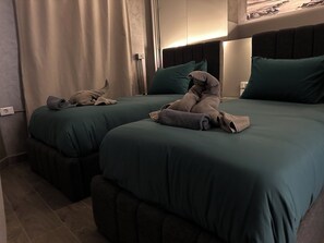 高級雙床房, 1 間臥室 | 客房內保險箱、遮光布/窗簾、免費無線上網、床單