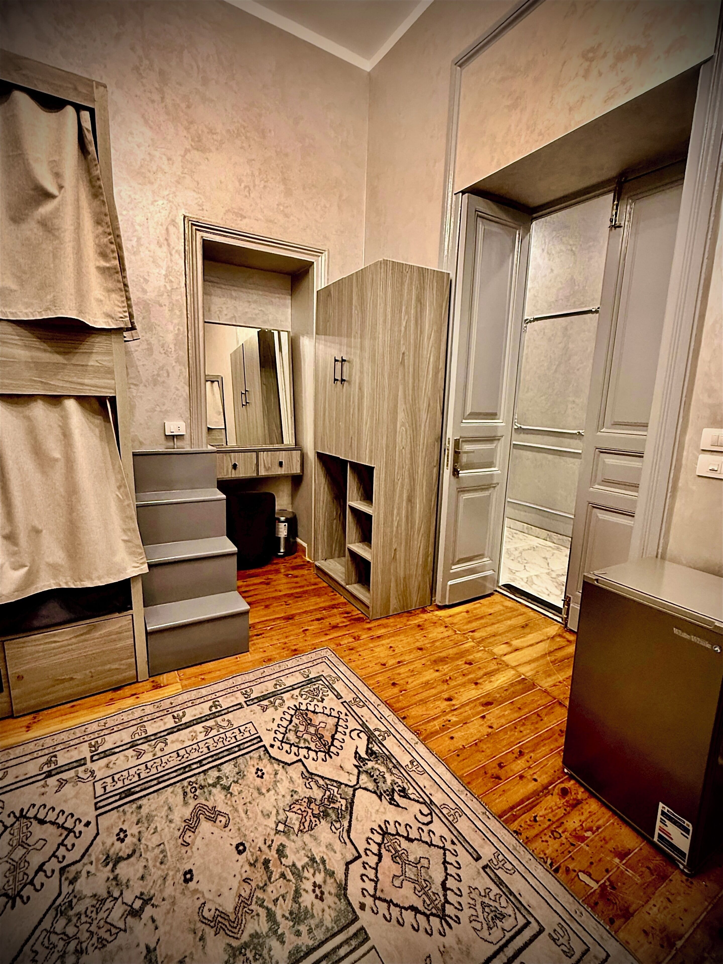 خزنة داخل الغرفة وستائر تعتيم وواي فاي مجانًا وملاءات أسرّة