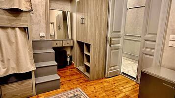 Dortoir Partagé Supérieur, femmes uniquement, climatisation | Coffres-forts dans les chambres, rideaux occultants, Wi-Fi gratuit