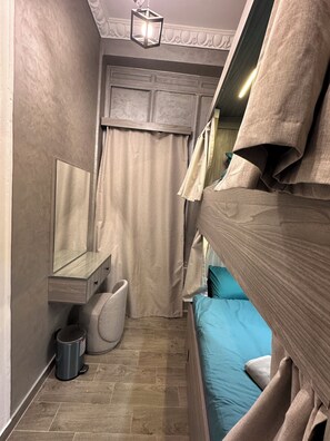 Slaapzaal, alleen vrouwen, airconditioning | Een kluis op de kamer, verduisterende gordijnen, gratis wifi, beddengoed