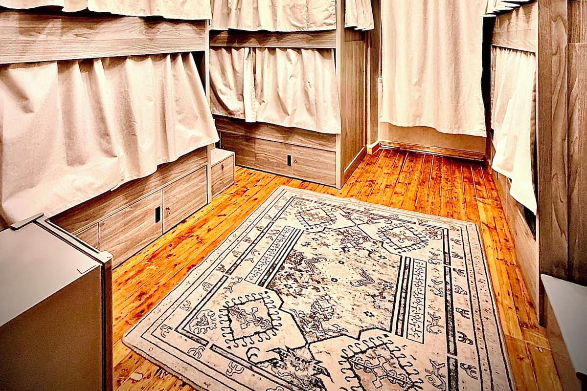 Dormitorio compartido básico, dormitorio mixto | Caja de seguridad en la habitación, cortinas blackout y wifi gratis