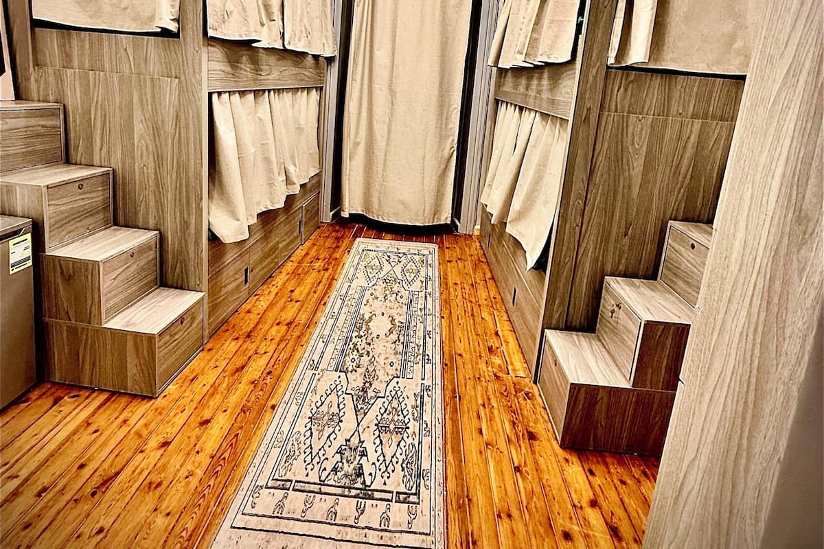 Dormitorio compartido superior, solo para mujeres, aire acondicionado | Caja de seguridad en la habitación, cortinas blackout y wifi gratis