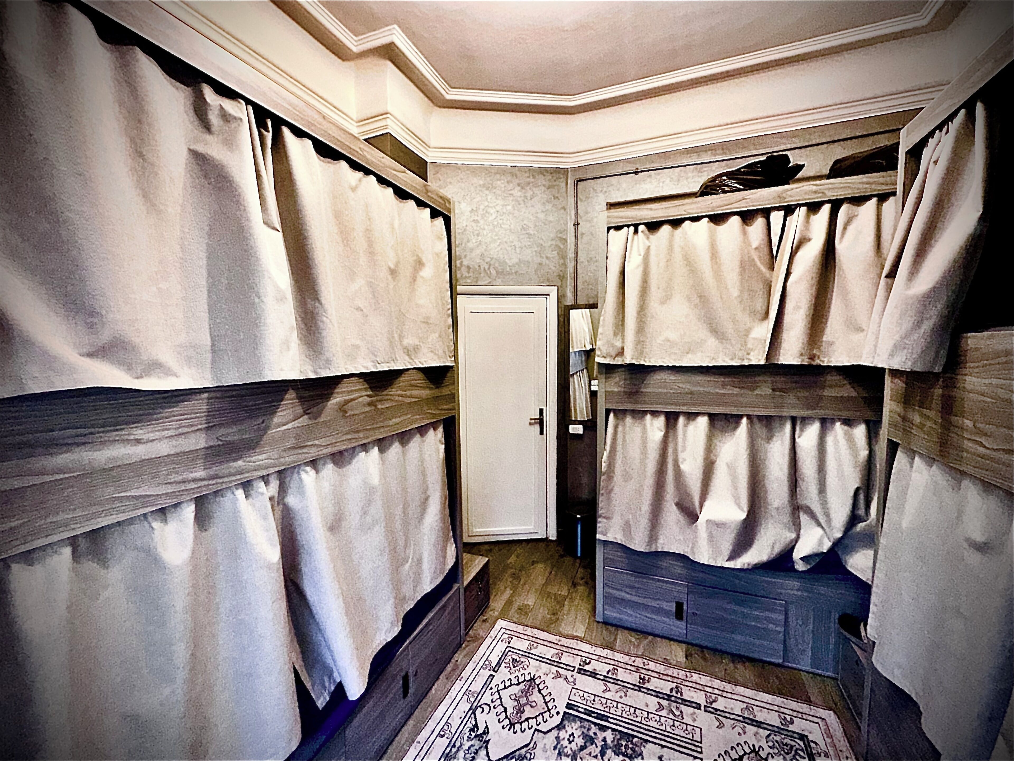 Caja de seguridad en la habitación, cortinas blackout y wifi gratis 