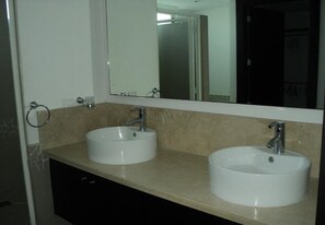 Shower, rainfall showerhead, free toiletries, towels